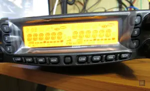 Startup screen of the FT-8800 indicating that the radio is resetting