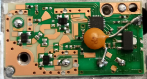 Ein 18 pF Kondensator wird zwischen dem F-Stecker und der 2,2 µH Spule eingelötet.