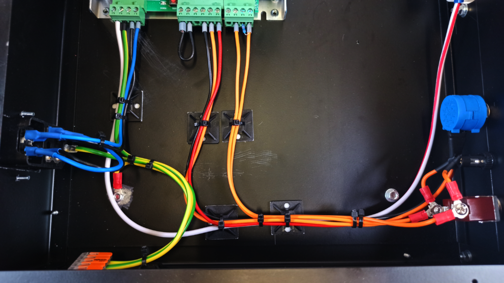 Nahaufnahme der internen Verdrahtung: IEC60320 Verbinder für die Netzspannung (links), VEVOR Lasernetzteil (oben), Bedienelemente für die Ausgangsspannung (rechts)