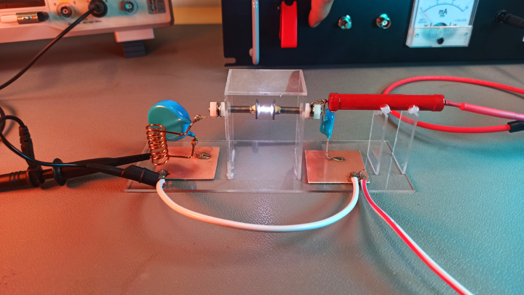 Einfacher Löschfunkensender aufgebaut aus wenigen Komponenten auf etwas Acrylglas
