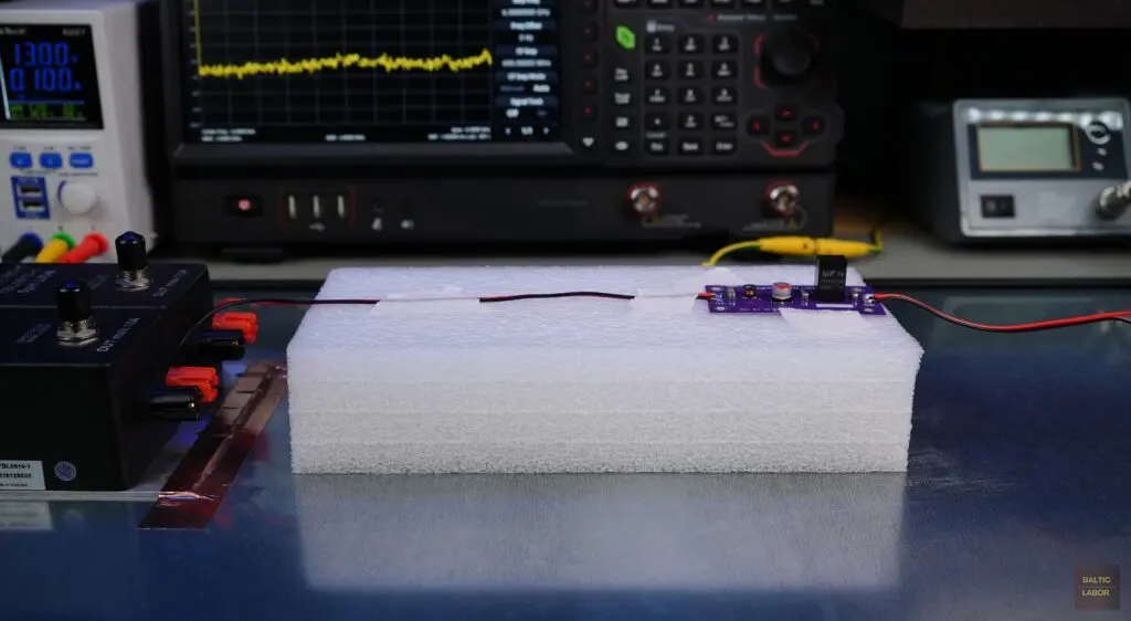 Versorgungsleitungen und Prüfling auf einer Unterlage mit niedriger Permittivität montiert