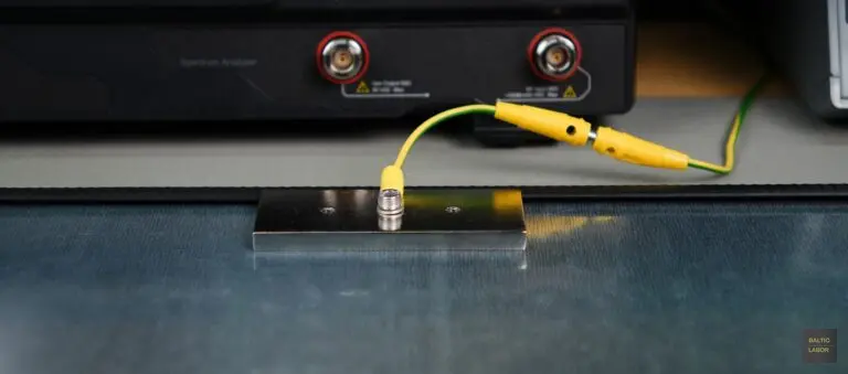 Referenzmassefläche mit Schutzleiter (Erde) verbunden