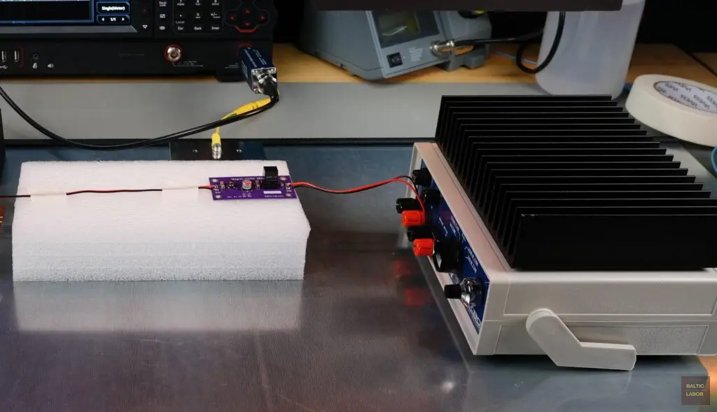 Selbstversorgte aktive Last, als Lastsimulator konfiguriert und mit dem Prüfling verbunden