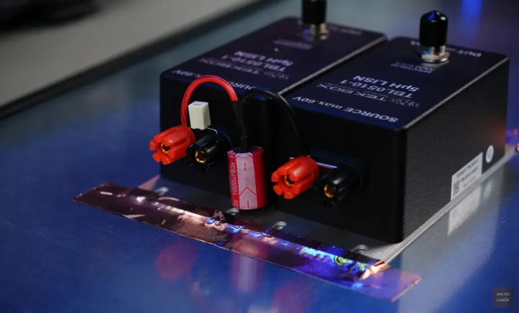 LISNs mit werksseitig installiertem 1-µF-Kondensator am LISN der positiven Versorgungsleitung (links) und zusätzlich zwischen den LISNs installiertem 1000-µF-Kondensator