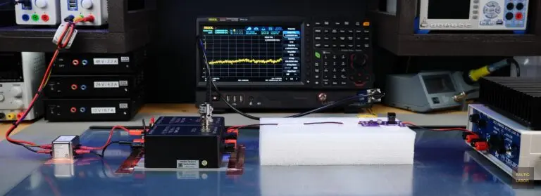 Übersicht über den Messaufbau für die Messung leitungsgebundener Störaussendungen nach CISPR 25 / DIN EN IEC 55025 (Spannungsmessverfahren)