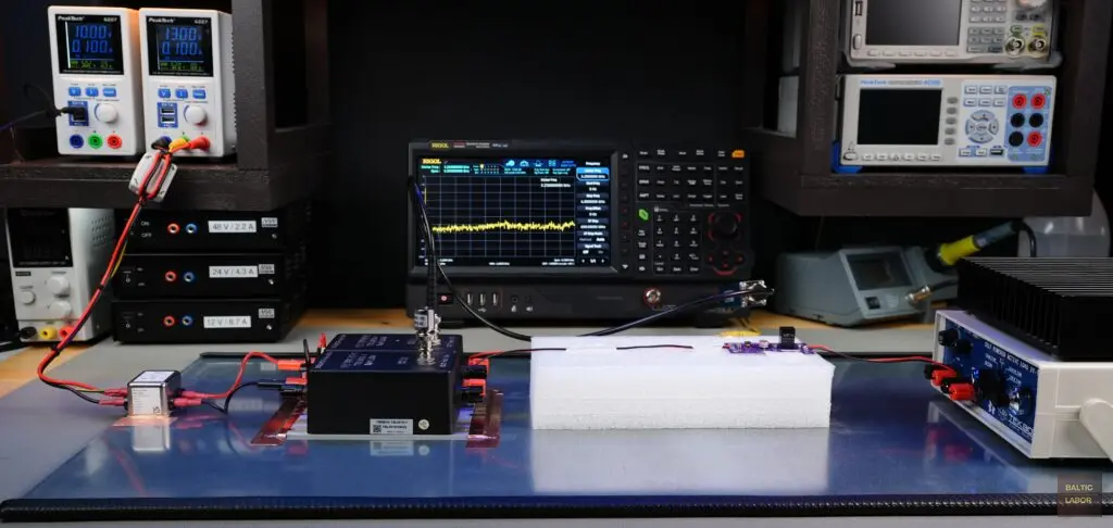 Abbildung 16: Vollständiger Laboraufbau für die CISPR 25 / DIN EN 55025 leitungsgebundene Störaussendungsmessung nach dem Spannungsmessverfahren