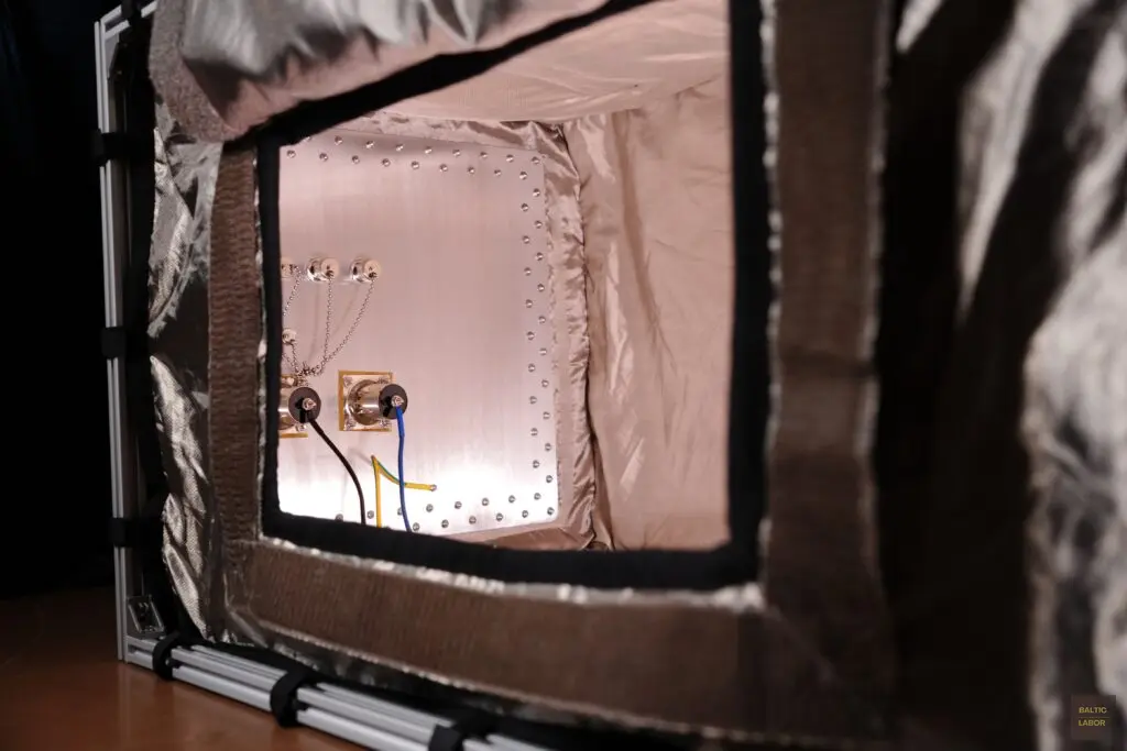 Abbildung 22: Abschirmzelt aus leitfähigem Stoff und Aluminiumprofilen, Basisplatte mit installierten Netzfilter und teilweise sichtbaren N- und BNC-Steckverbindern